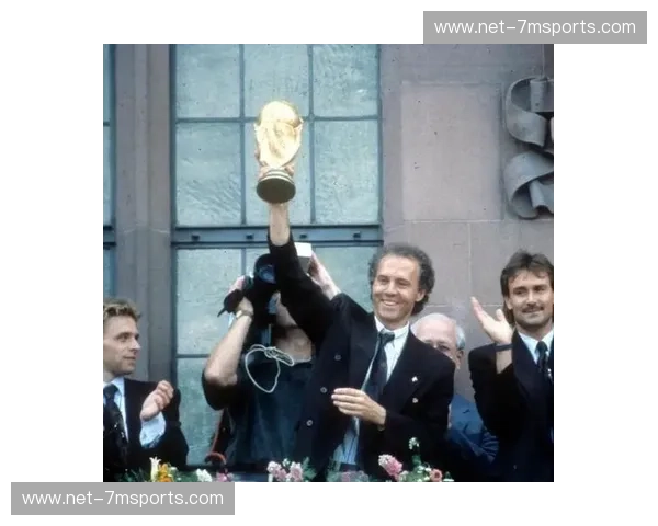 足球巨星的终极对决：贝肯鲍尔vs谁？一段属于传奇的永恒追问